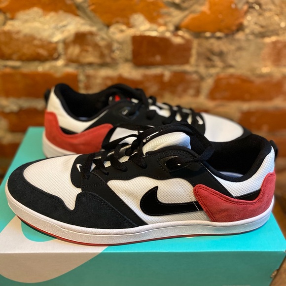Nike Men's Black and Red Sneakers